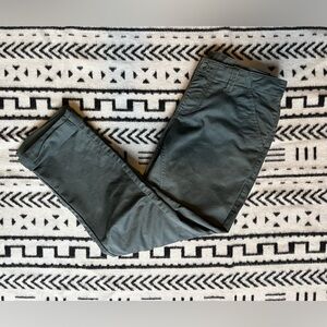 MEC Women’s Organic Cotton Gray Capri. Size 4. Articulated Knee.